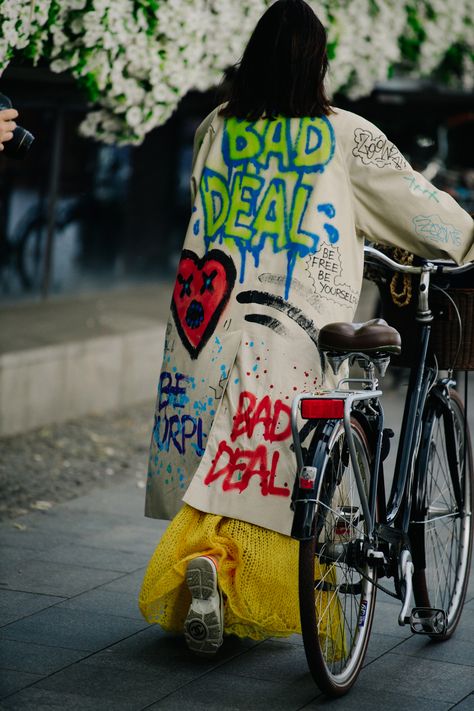 Stockholm Fashion Week, Jacket Designs, Street Style Edgy, Painted Clothes, Stockholm Fashion, Fashion Baby, Cool Street Fashion, Fashion Week Street Style, Art Clothes