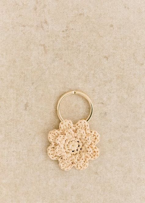 Flower Keychain - Natural Raffia - Raffia - Sézane Flower Keychain, Woven Raffia, Love Crochet, Small Leather Goods, Diy Crochet, Leather Goods, Card Holders, Parisian Style, Hand Woven