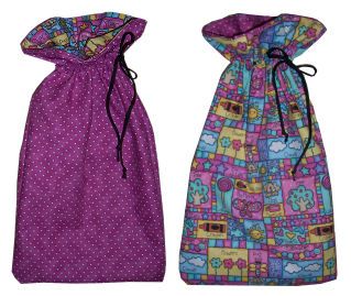 Reversible Drawstring Bags. Using this pattern to make Christmas bags. Anyone can buy a stocking. Gift Bag Sewing Pattern, Drawstring Bag Tutorial, Drawstring Bag Tutorials, Drawstring Bag Pattern, Adorable Home, Bag Sewing Pattern, Drawstring Gift Bag, Reversible Bag, Beginner Sewing Patterns