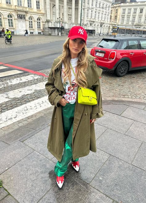 Olive Green Trench Coat, Green Blazer Outfit, Green Pants Outfit, Christian Louboutin Iriza, Oversized White Shirt, Green Trench Coat, Colorful Outfits, Trench Coat Outfit, Metallic Pants