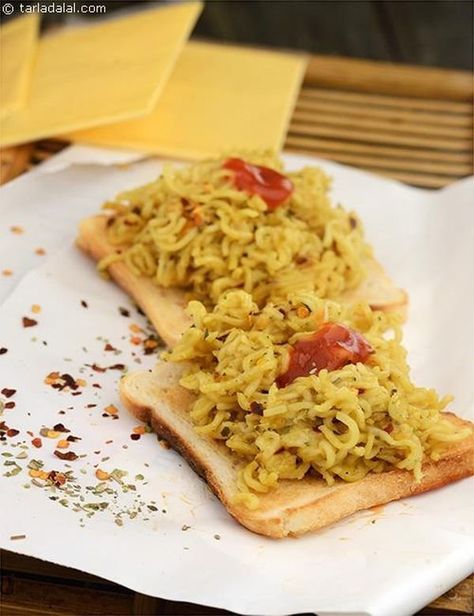 Maggi Noodles, Maggi Recipes, Noodles Recipes, Veg Snacks, Bread Rolls Recipe, Omelette Recipe, Indian Street, Indian Breakfast, Sandwich Recipe