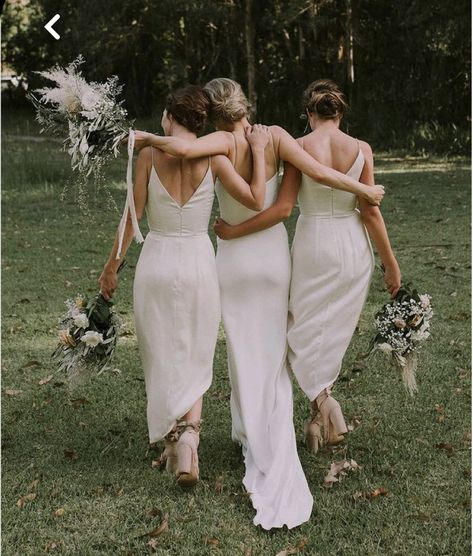 How to POSE with your Bridesmaids! Wedding Photo List, Bridesmaid Poses, Bridesmaid Pictures, Wedding Shot List, Bridesmaid Photoshoot, Wedding Portrait Poses, White Bridesmaid, White Bridesmaid Dresses, Wedding Picture Poses