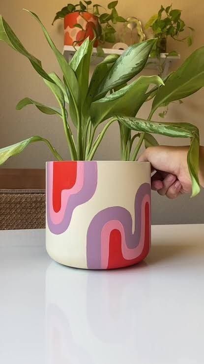 Plant pots ideas Diy Keramik, Plant Pot Design, Diy Pottery Painting, Flower Pot Art, Flower Pot Design, Painted Pots Diy, Painted Plant Pots, Garden Decor Diy, Tanah Liat