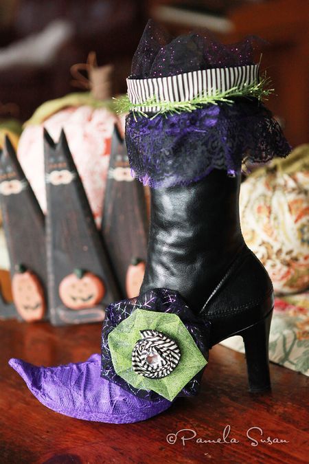 Witches Shoes, Fun Diy Halloween Decorations, Boots Diy, Easy Diy Halloween Decorations, Witch Shoes, Witch Boots, Witch Costumes, Witch Diy, Witch Hats