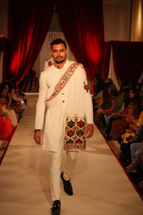 Rajasthani Outfit, Menswear Indian, Indian Menswear, Patola Design, Navratri Outfits, Man Dress Design, Ramp Walk, Mens Summer Fashion Beach, Prince Coat