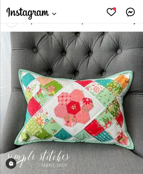 Beach House Quilts, Homemade Pillows, Flower Quilt Patterns, Pretty Pillows, Quilted Pillow Covers, Quilt Retreat, Spring Pillows, Spring Quilts, Quilted Pillow Shams