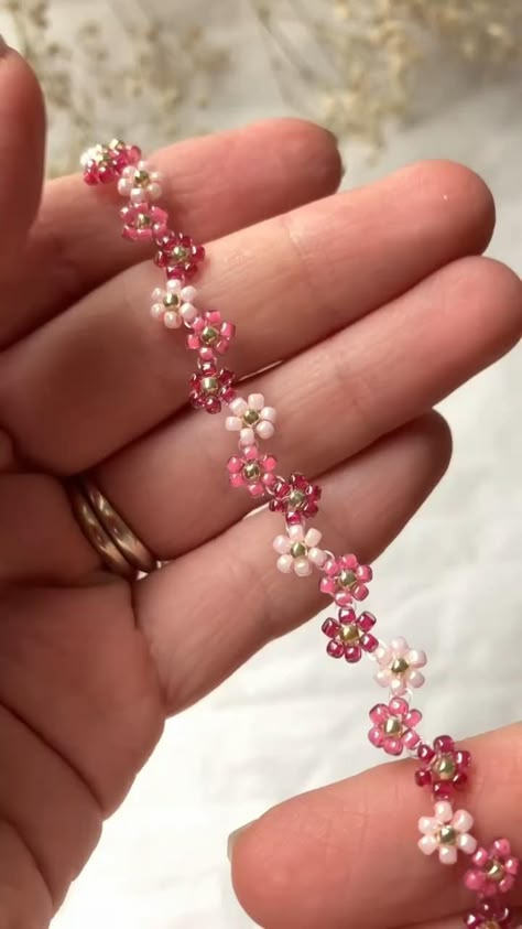 Daisy Bead Necklace, Bead Necklace Flower, Flower Bead Necklace, Girly Crafts, Beads Ornaments, Frames Diy, قلادات متدلية, Diy Jewelry Set, Weekend Crafts