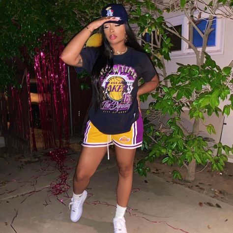 Lakers Outfit Women Style Basketball, Lakers Inspired Outfit, Basket Shorts Women, Basket Ball Jersey Outfit Girl, Women’s Basketball Outfits, Lakers Game Outfit Women, Lakers Outfit Women Style, Basketball Shorts Outfit Women Style, Laker Outfit Women Style