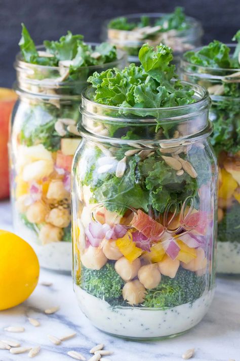 These easy vegetarian Mason Jar Salads with Kale and Apple are a yummy make ahead lunch option! | www.kristineskitchenblog.com Salads With Kale, Vegetarian Broccoli Salad, Cold Quinoa Salad, Mason Jar Soup, Broccoli Salads, Make Ahead Lunch, Mason Jar Meal Prep, Southwest Quinoa, Best Broccoli Salad Recipe