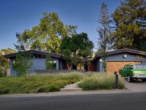 California Ranch Style Homes, Heath Tile, Cliff May, Midcentury House, California Ranch, Mid Century Ranch, Big Backyard, Ranch Style Homes, House Landscape