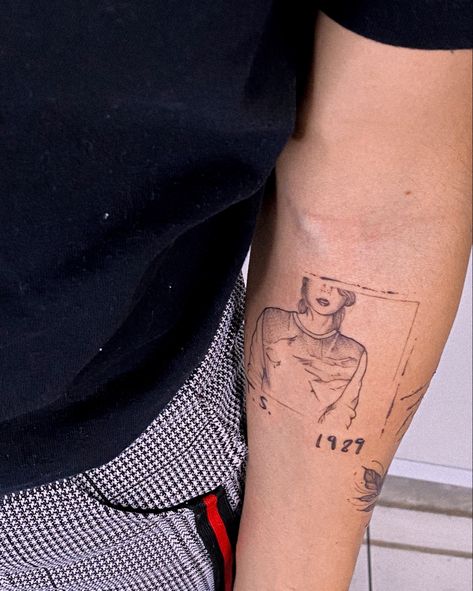 Tatuagem do álbum 1989 da Taylor Swift Taylor Swift Ankle Tattoo, Taylor Swift Lyric Tattoos, 1989 Tattoo, Taylor Tattoo, Golden Tattoo, Ankle Tattoo Men, Swift Tattoo, Tattoos Cute, Taylor Swift Tattoo