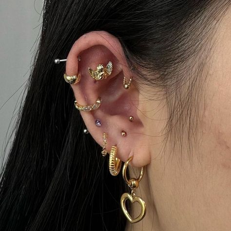 Si 💉 𝙉𝙚𝙚𝙙𝙡𝙚𝙨 𝖕𝖎𝖊𝖗𝖈𝖎𝖓𝖌 💉 sa Instagram: “Gold aesthetic 👑⚜️⚱️” Cat Piercing, Piercings Aesthetic, Earring Aesthetic, Piercing Art, Ear Cuff Jewelry, Cool Ear Piercings, Earrings Aesthetic, Gold Aesthetic, Body Jewelry Piercing