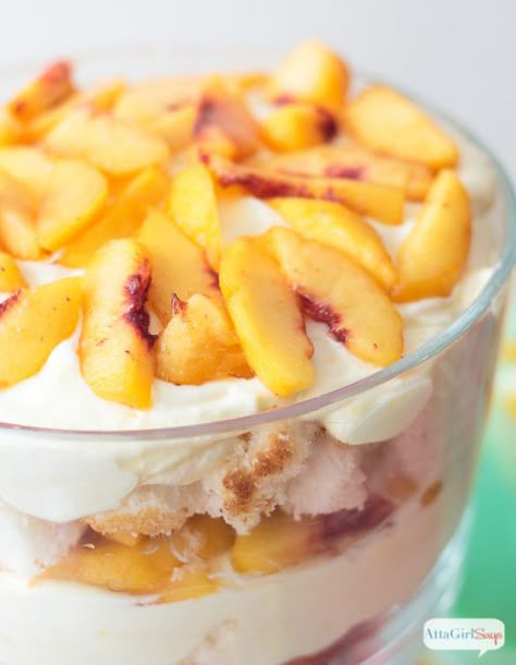 Peach Trifle, Trifle Bowl Recipes, Trifle Dessert Recipes, Fruit Trifle, Trifle Recipes, Homemade Snickers, Trifle Bowl, Trifle Desserts, Peach Recipes