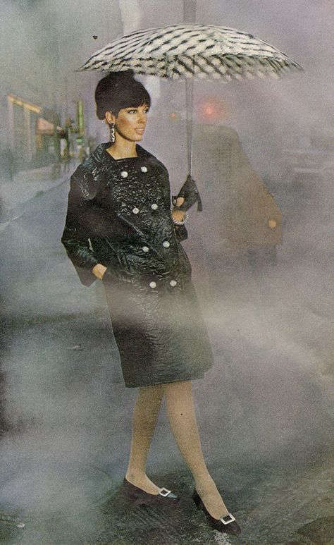 Ladies Home Journal - March, 1966 Black rain jacket with black and white checkered umbrella. Photography 70s, 1960s Decor, Black Rain Jacket, Rainwear Fashion, Nostalgic Images, Sixties Fashion, Rain Photography, Mod Fashion, 1960s Fashion