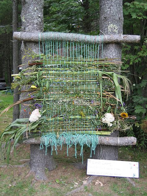 Kids weaving naturally- could make cool fort walls. Weaving For Kids, Fun Outdoor Activities, Deco Nature, Outdoor Classroom, Have Inspiration, School Garden, Outdoor Activities For Kids, Forest School, Nature Play