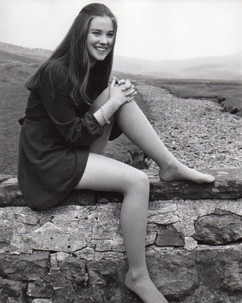 Beautiful Photo Shoot of Teenage Lynne Frederick on the Set of ‘No Blade of Grass’ (1970) ~ Vintage Everyday Lynne Frederick, Romantic Drama, English Actresses, British Actresses, Film Producer, Girl Next Door, American Actors, In Hollywood, Beautiful Photo