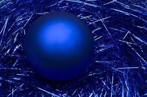 Learn How to Make a Gazing Ball Stand | How to guides, tips and tricks Gazing Balls Diy, Gazing Ball Stands, Bowling Ball Crafts, Splat Balls, House Yard Ideas, Bowling Ball Yard Art, Bowling Ball Art, Cheap Patio Furniture, Gazing Balls