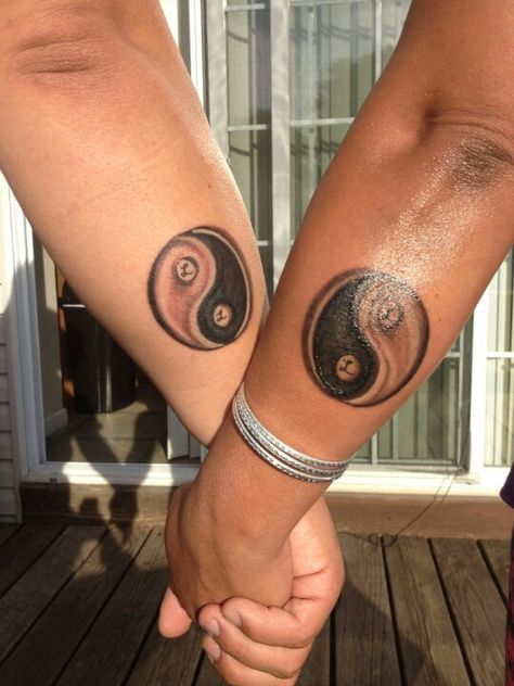 Ying Yang couples TATTOO Ying Yang Tattoo Black Women, Ying Yang Tattoo For Couples, Tattoos On Black Skin, Tattoo On Black Skin, Tattoo For Couples, Couple Tattoo Heart, Yin Yang Tattoo, Couple Tattoos Unique Meaningful, Ying Yang Tattoo