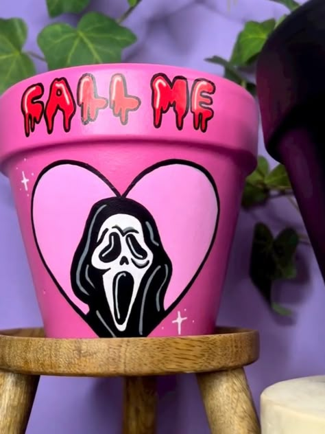 Halloween Plant Pot Painting Ideas, Horror Flower Pots, Halloween Painted Pots, Halloween Flower Pots, Paint Plant Pots, Flower Pot Painting Ideas, Pink Fall Aesthetic, Pot Painting Ideas, Horror Crafts