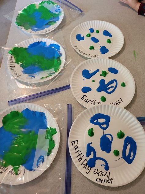 Put paper plate in plastic bag mess free! Earth Paper Plate Craft, Earth Day Crafts For Babies, Environment Activities For Preschool, Earth Day Painting, Butterflies Classroom, Baby Art Crafts, Mess Free Painting, Earth Day Projects, Art Activities For Toddlers