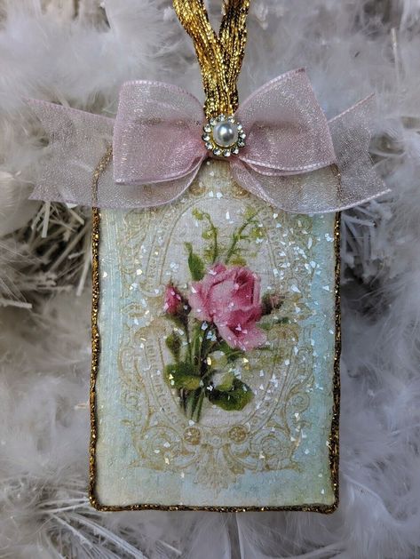 Victoria Christmas, Vintage Lace Crafts, Decoupage Ornaments, German Christmas Decorations, Shabby Chic Christmas Ornaments, Vintage Valentine Crafts, Shabby Chic Tags, Fancy Christmas Ornaments, Jewelry Ornaments