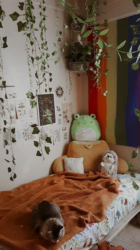 Cottagecore Indie Room, Cottagecore Room Inspo Forest, Cottagecore College Dorm, Bedroom Ideas Academia, College Dorm Room Ideas Cottagecore, Lesbian Bedroom Decor, Goblincore Dorm Room, Dorm Room Ideas Cottagecore, Lesbian Apartment Decor