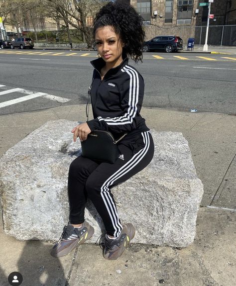 Adidas Pants Outfit Baddie, Adidas Tracksuit Women Outfit, Tracksuit Outfit Women Street Styles, Adidas Tracksuit Women, Yeezy Fits, Adidas Sweatpants Outfit, Tracksuit Outfit Women, Adidas Pants Outfit, Black Nike Sweatpants