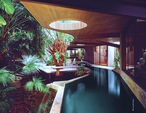 amazing pool 70s Interior, Retro Interior Design, Mid Century Architecture, Retro Interior, Indoor Swimming, Vintage Interiors, Design Exterior, Vintage Interior, Mid Century House