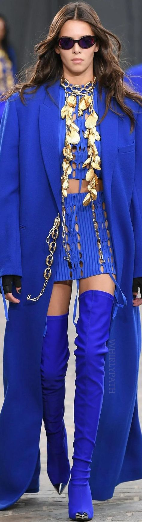 David Koma Spring 2023 Source:Vogue #runway #designer #blue #boots #blueandgold #coats Coat Outfits For Women, Blue Runway, New Fashion Clothes, Runway Jewelry, Extreme Fashion, Cobalt Blue Dress, Gold Outfit, Blue Boots, David Koma