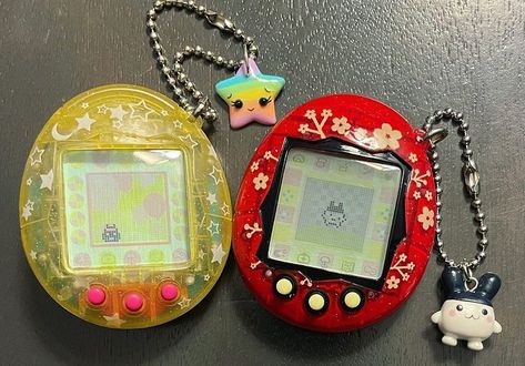 Tamagotchi Vintage, Tomogatchi Toy, Tamagotchi Art, Tamagotchi Aesthetic, Tamagotchi Color, Handheld Video Games, Phone Shop, Virtual Pet, Retro Gadgets