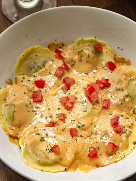 Olive Garden Mushroom Ravioli Photo Review | Alyona’s Cooking Olive Garden Mushroom Ravioli Recipe, Ravioli Sauce, Copycat Recipes Olive Garden, Mushroom Ravioli, Olive Garden Recipes, Ravioli Recipe, Making Pasta, Idee Pasto, Vegetarian Entrees