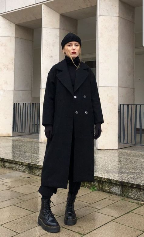 Minimalistic all black tactical street fashion for women All Black Tomboy Outfit, Modest Black Outfits, Dark Aesthetic Outfits Winter, Alt Street Style, Dark Goth Aesthetic, Minimal Goth, Emmy Red Carpet, Edgy Work Outfits, Emmys Red Carpet