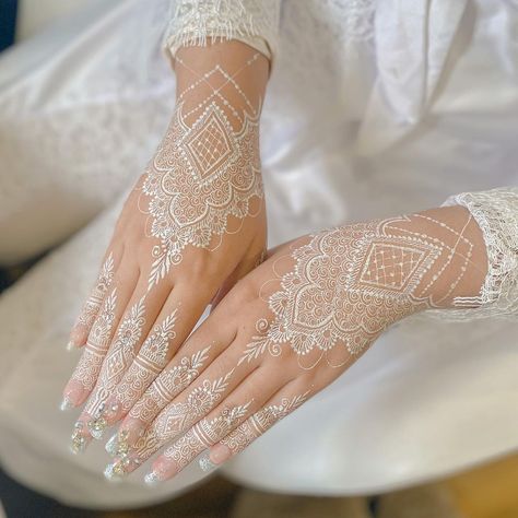 60+ Gorgeous White Henna Designs For Brides & Bridesmaids - Pyaari Weddings White Wedding Henna, Henna Nail Art, Tattoo Designs Hand, White Henna Tattoo, Glitter Henna, White Henna Designs, Wedding Henna Designs, Henna Nails, Tato Henna