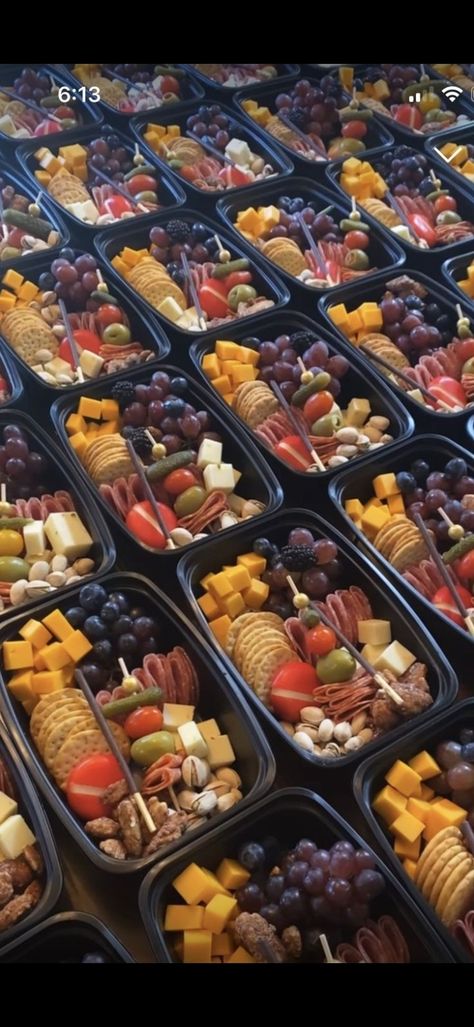 Lunchbox Charcuterie Board Ideas, Wedding Day Lunch Ideas, Retreat Lunch Ideas, Beach Charcuterie Board To Go, Beach Charcuterie Board Ideas, Healthy Charcuterie Board Lunch, Selling Snacks At School Ideas, Lunch Box Charcuterie, Beach Day Meals