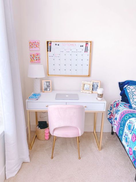 Preppy Study Room, Preppy Room Bathroom, Preppy Desk Area, Preppy Bedroom Desk, Work Station In Bedroom, Minimal Desk Ideas, Preppy Room Decor Desk, Dorm Room Desk Decor, College Apartment Ideas Living Room