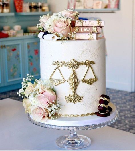 Law School Graduation Centerpieces, Lawyer Cake Ideas Girl, Law School Cakes Graduation, Lawyer Graduation Cakes, Law School Cake, Law Graduation Cakes, Law Cake Ideas, Law Graduation Party Ideas, Law School Graduation Party Ideas