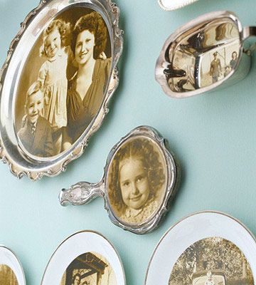 Plate Wall Display, Koti Diy, Silver Platters, Vintage Dishware, Old Family Photos, Silver Trays, Foto Tips, Photo Decor, Photo Projects