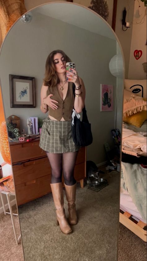 Brown Gogo Boots Outfit, Gogo Boots Outfit, Tan Boots, 90s Fashion Outfits, Black Tights, Swaggy Outfits, Casual Fall Outfits, Boots Outfit, Casual Fall