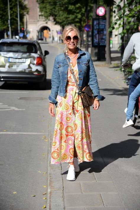 Classy and Casual 2024 Spring Outfits for Women Over 50 - Trendy Wardrobe Ideas Women Over 60 Fashion Classy, Old Lady Fashion, European Spring, European Travel Outfit, Outfits For Women Over 50, Spring Fashions, Spring Travel, Casual Summer Outfits For Women, Maxi Outfits