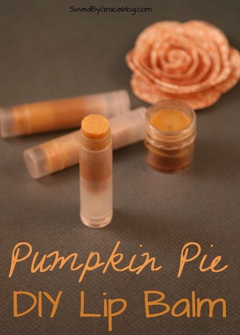 Pumpkin Pie Lip Balm- This easy DIY Pumpkin Pie Lip Balm makes enough to share with friends and it smells absolutely delicious! Diy Pumpkin Pie, Diy Lip Balm Recipes, Lip Balm Recipes, Makeup 101, Diy Kosmetik, Homemade Lip Balm, Diy Lip Balm, Diy Scrub, Diy Lips