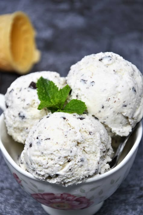 Mint Chocolate Chip Ice Cream - Culinary Shades Mint Gelato, Paleo Ice Cream, Peppermint Ice Cream, Mint Chip Ice Cream, Gelato Recipe, Ice Cream Maker Recipes, Mint Chocolate Chip Ice Cream, Dairy Free Ice Cream, Paleo Sweets