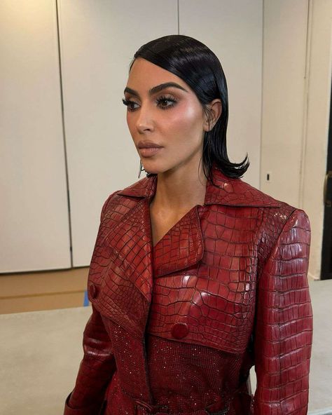 Kim Kardashian's Flippy '90s Bob Is so Chic for Fall Flippy Bob, Hairstyle Generator, Kim Kardashian Hair, Short Hair Cut, Hair To One Side, Black Hair Extensions, Fall Hair Cuts, Hairstyles And Haircuts, Girl Haircut