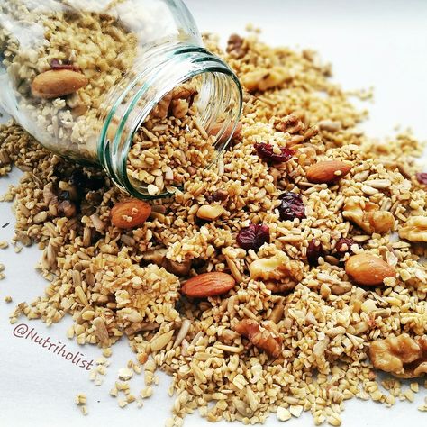 Today I want to share with you my raw and soaked granola recipe! Why soaked you ask? Well, soaking nuts, seeds, grains and legumes enhances the nutrient profile of these foods and helps reduce antinutrients such as enzyme inhibitors and phytic acid that bind up minerals, preventing your body from fully absorbing them. Therefore, soaking improves digestion and makes the Raw Granola Recipe, How To Freeze Asparagus, Soaked Granola, Freezing Asparagus, Vegetable Recipes Dinner, Granola Homemade, Raw Granola, Homemade Granola Healthy, Vegan Granola