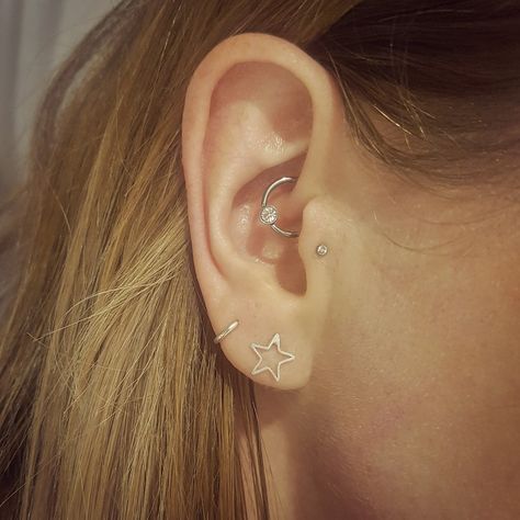 Tragus piercing, daith piercing and double lobe piercing combo Daith And Tragus Piercing Combo, Daith And Tragus Piercing, Tragus And Daith Piercing, Daith And Tragus, Double Tragus, Double Lobe Piercing, Piercing Inspiration, Piercing Daith, Tragus Piercing