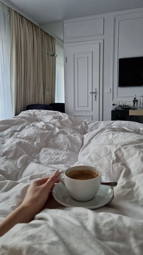 #fourseasonshotel #München #coffeelover #luxelife #aesthetic #luxury #glamorous #lifestyle  #morningcoffee Day In Bed Aesthetic, Cozy Hotel Room Aesthetic, Cozy In Bed Aesthetic, Coffee Bed Aesthetic, Bed Time Aesthetic, Coffee In Bed Aesthetic, Cozy Sleep Aesthetic, Comfy Home Aesthetic, Breakfast In Bed Aesthetic