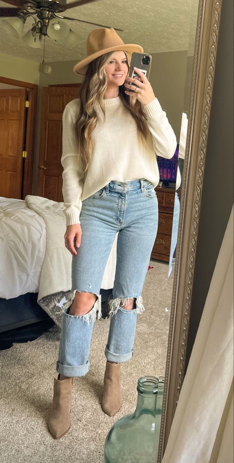 Cream Hat Outfit, Light Colored Jeans Outfit, Tan Booties Outfit, Southern Fashion Fall, Womens Western Outfits, Light Jeans Outfit, Cream Sweater Outfit, Booties Outfit Fall, Wash Jeans Outfit