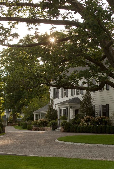 We're Obsessed With This Bocce Ball Court Driveway Courtyard Driveway Ideas, Horseshoe Driveway Landscaping, Wrap Around Driveway Ideas, Driveway Turnaround Ideas, Rock Driveway Ideas, Curved Driveway Ideas, Semi Circle Driveway, Half Circle Driveway Landscaping, Roundabout Driveway