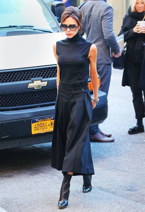 Viktoria Beckham, Style Victoria Beckham, How To Style Culottes, Victoria Beckham Outfits, Dress Better, Victoria Beckham Style, Cooler Style, Victoria Fashion, Mode Casual