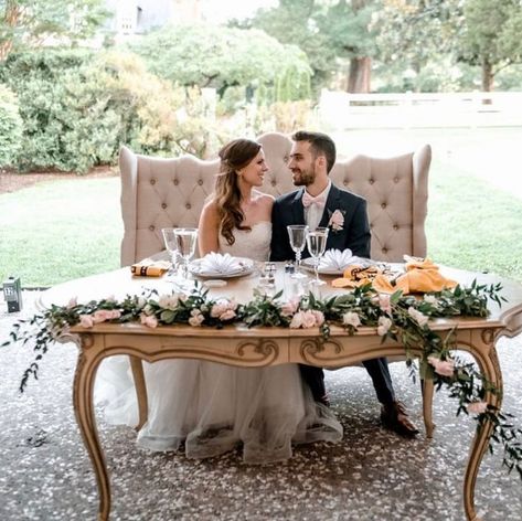 Sweetheart Couch Wedding, Loveseat Sweetheart Table, Love Seat Wedding, Wedding Loveseat, Bride And Groom Table Ideas, Vintage Sweetheart Table, Outdoor Country Wedding, Lounge Couch, Sweetheart Table Wedding