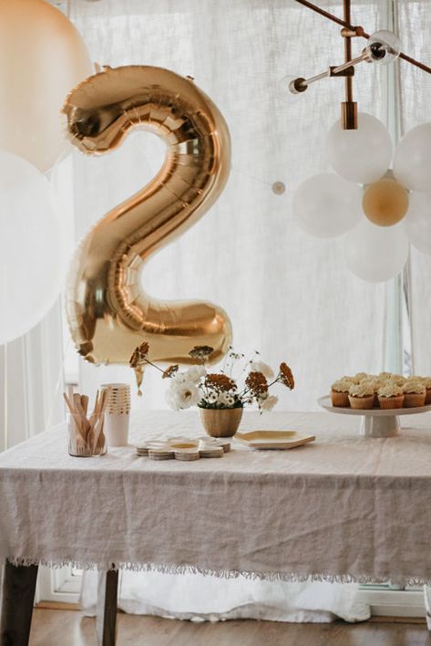 Neutral 2nd Birthday Party, Minimal 2nd Birthday, Simple Birthday Party Ideas For Kids, Daisy 2nd Birthday Party, Simple 2nd Birthday, 2nd Birthday Balloons, 2nd Birthday Ideas, Minimalist Birthday Party, Simple Cupcakes